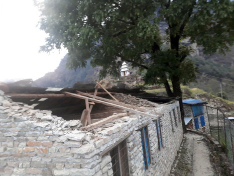 हावाहुरीले विद्यालय भवनको छानो उडायो